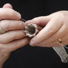 Mit einer Strickliesel aus Metall wird Schmuck "gestrickt".