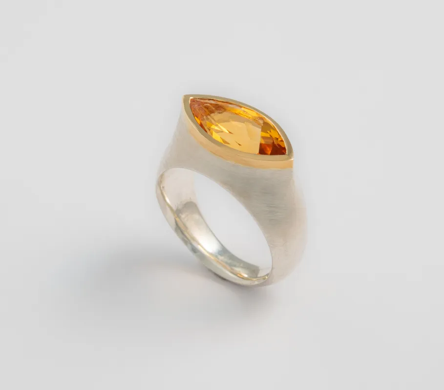 Ring mit Citringoldnavette, in Gold eingefasst