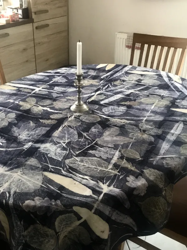 Ecoprint Tischdecke mit Blättern bedruckt und mit Blauholz gefärbt