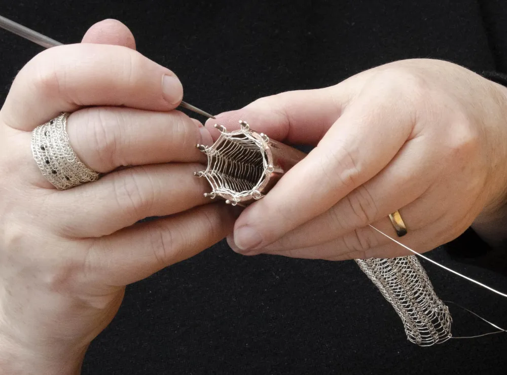 Mit einer Strickliesel aus Metall wird Schmuck "gestrickt".