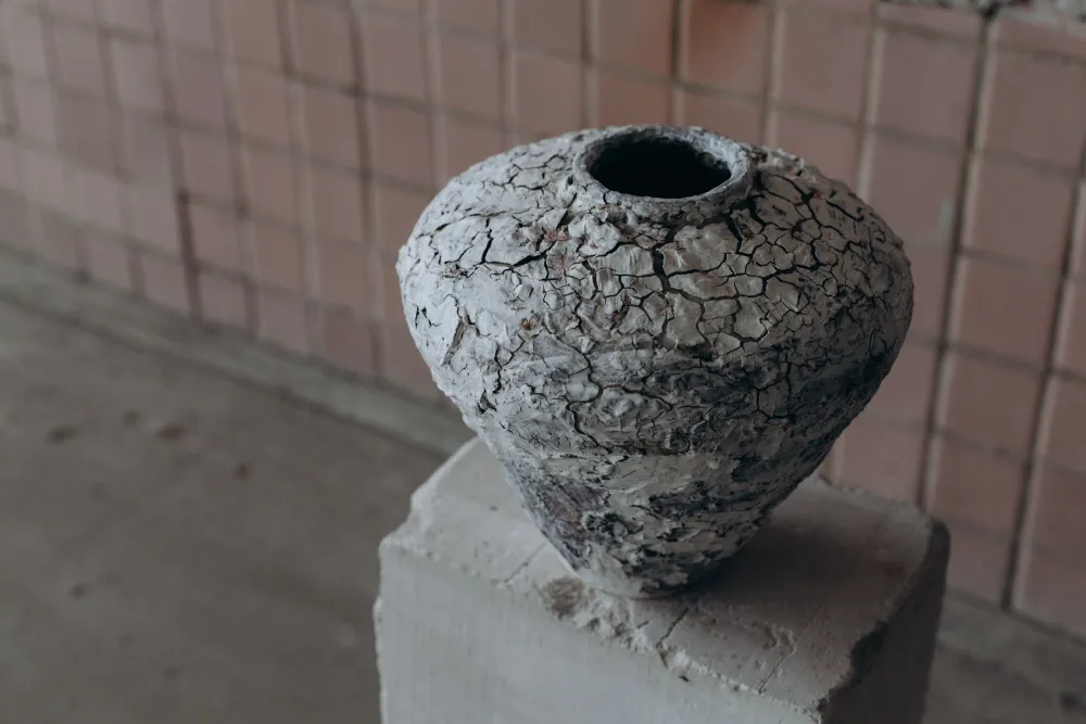 Keramikvase aus Wildmaterialien