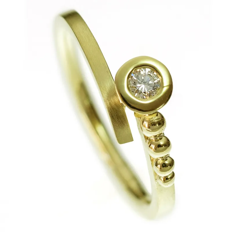 handgearbeiteter Ring aus Gold mit Brillant