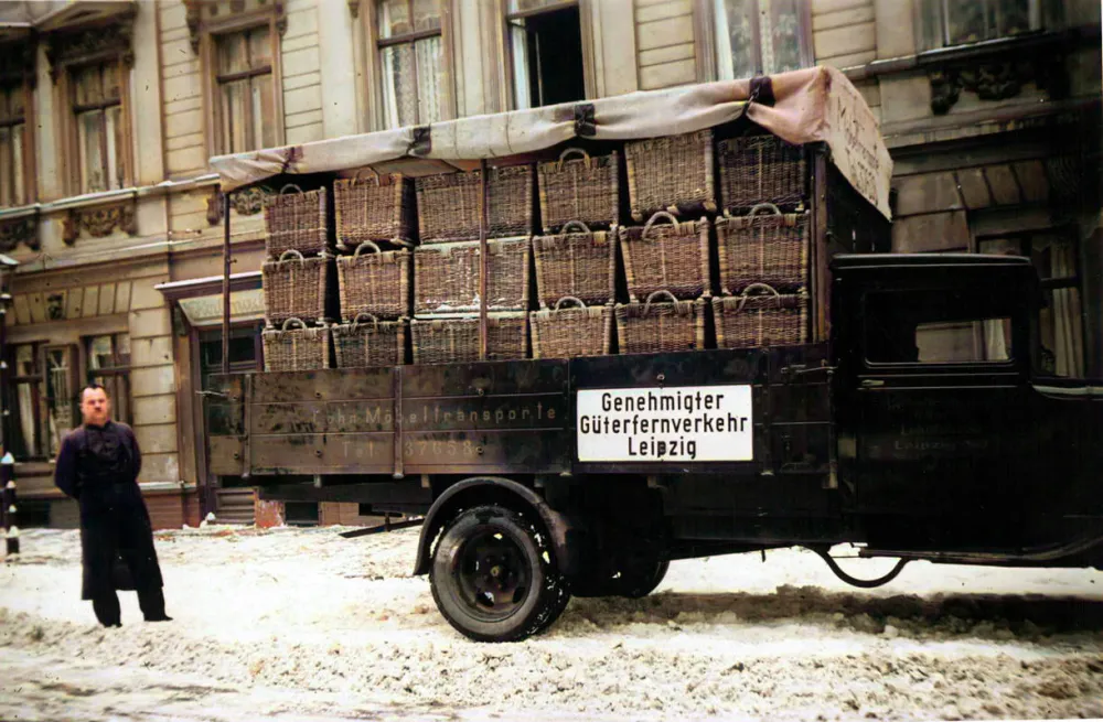 LKW mit Korbwaren 