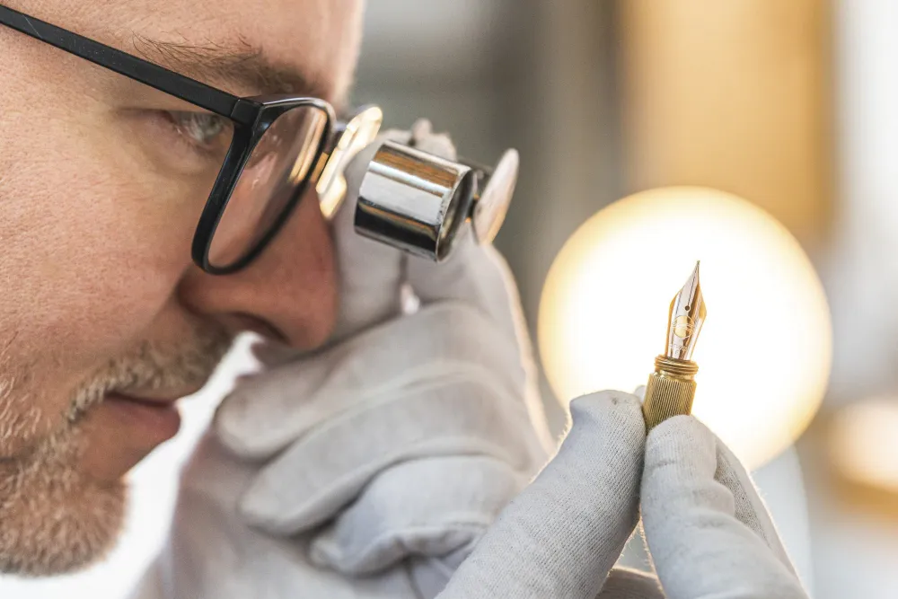 Frank Pressentin mit einer 18K Goldfeder in seiner Atelier-Werkstatt für handgefertigte Schreibgeräte, ELBWOOD - The Hanseatic Penmaker