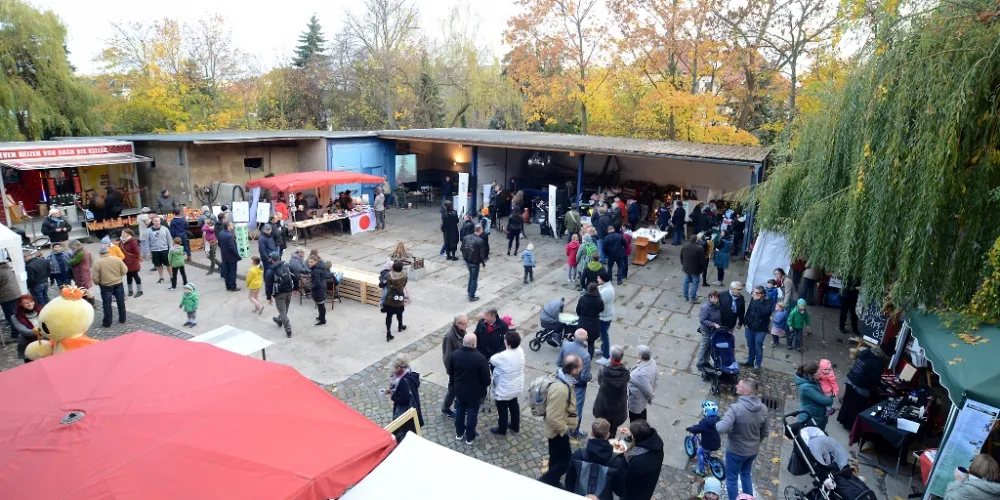 Besucher auf dem Hof des Schärdschher